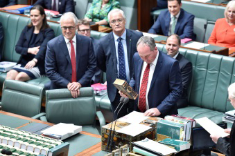 Barnaby Joyce being sworn into Parliament, Image source: AUSPIC