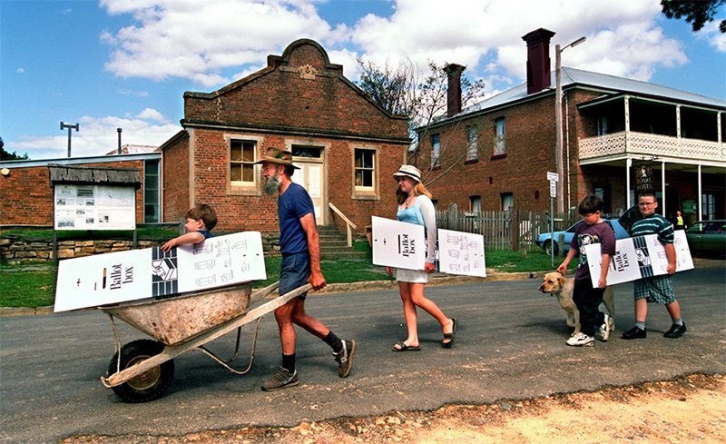 Figure 5: The locals at Hill End, north of Bathurst, preparing for the 1998 election, Robert Pearce / Fairfax Syndication, FXJ196360