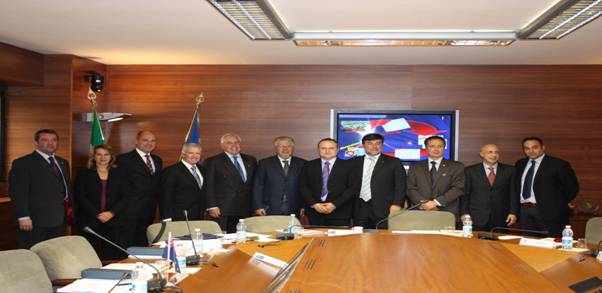 Delegation Members and Federal Agent Mark Dokmanovic, Australian Federal Police, meeting with officers from DCSA